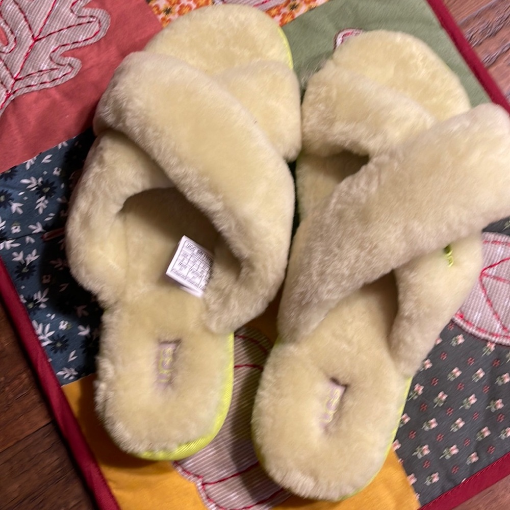 Ugg Slippers 🥿
